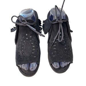 Minnetonka Lyra Sandal Size 6 Fringe Perforated Cutout Leather Bohemian Hippie